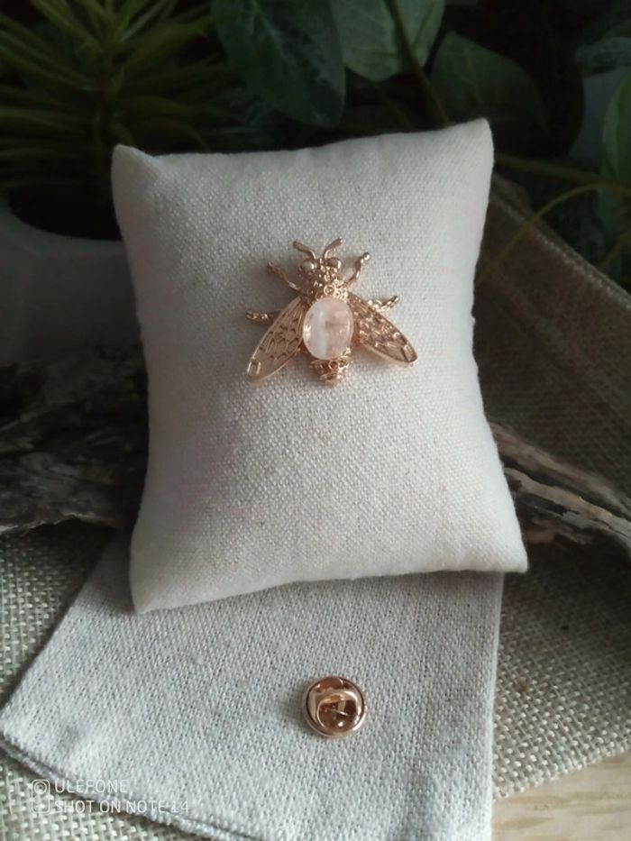 Broche pin's abeille et pierre de lune