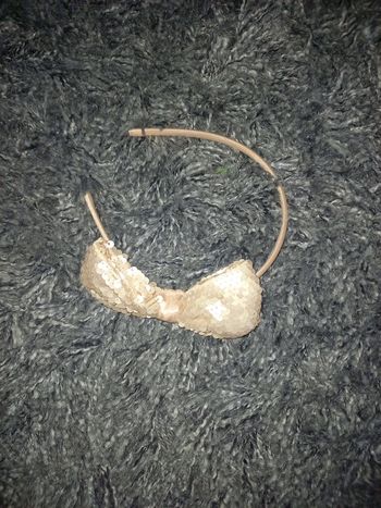 Serre tête avec noeud sequin beige