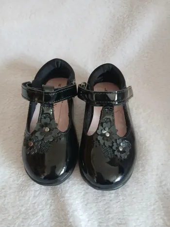 Jolies Ballerines vernies pointure 24