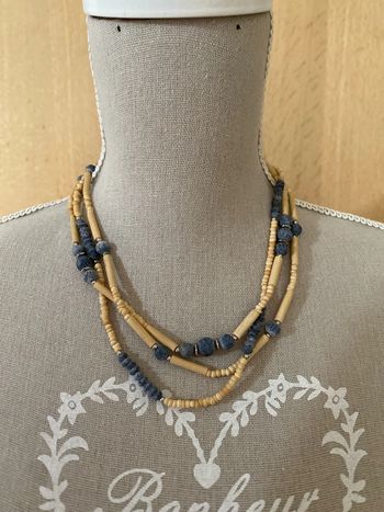 Collier en bois et pierres de lave