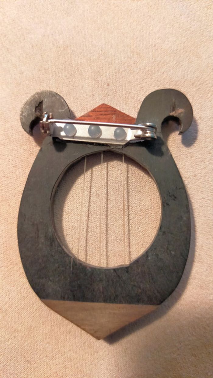 Broche instrument sculpté - bois brut & cordes - Collection Terres d’Ailleurs - photo numéro 5