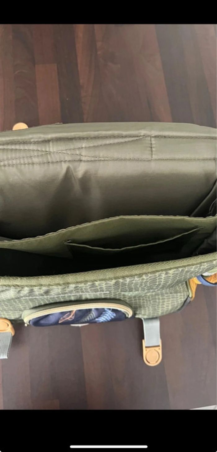 Cartable dinosaure avec trousse assortie en très bonne état taille 36 cm pour cp/cel Auchan - photo numéro 13