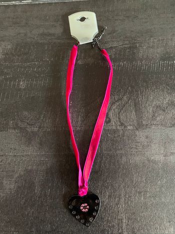 Collier cœur rose.