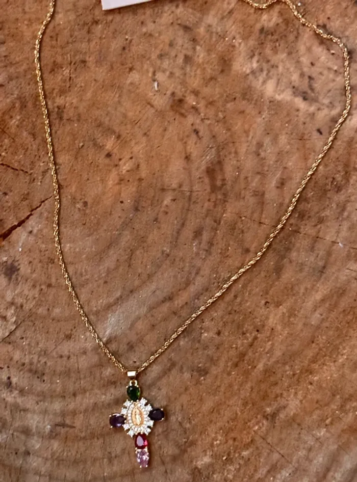 Collier acier inoxydable or croix cristaux couleurs et blanc vierge gravée au centre habaha paris