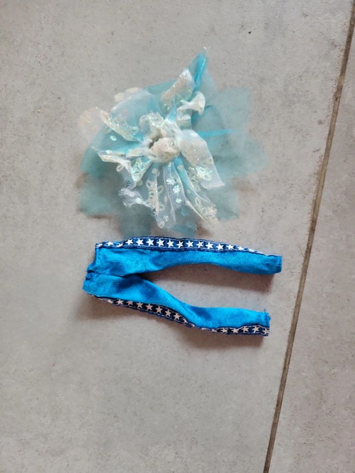 Lot vêtement pantalon et jupe bleu pour poupée