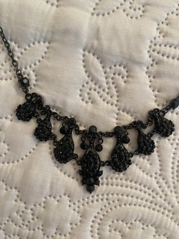 Très joli collier noir