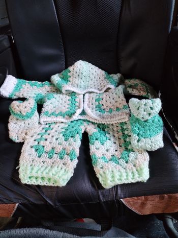 Ensemble bébé au crochet 