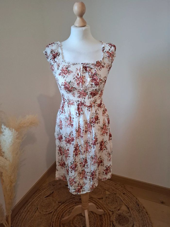 Robe blanche Fleurie extensible Colloseum taille S 36 - photo numéro 2