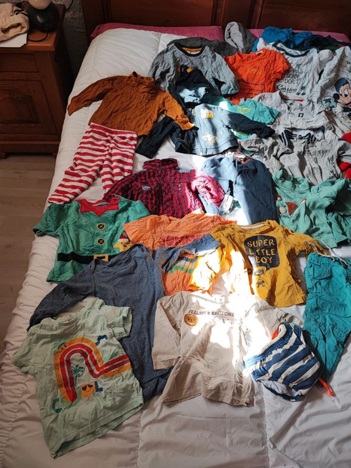 Lot d'une trentaine de vêtements 18 mois - photo numéro 2