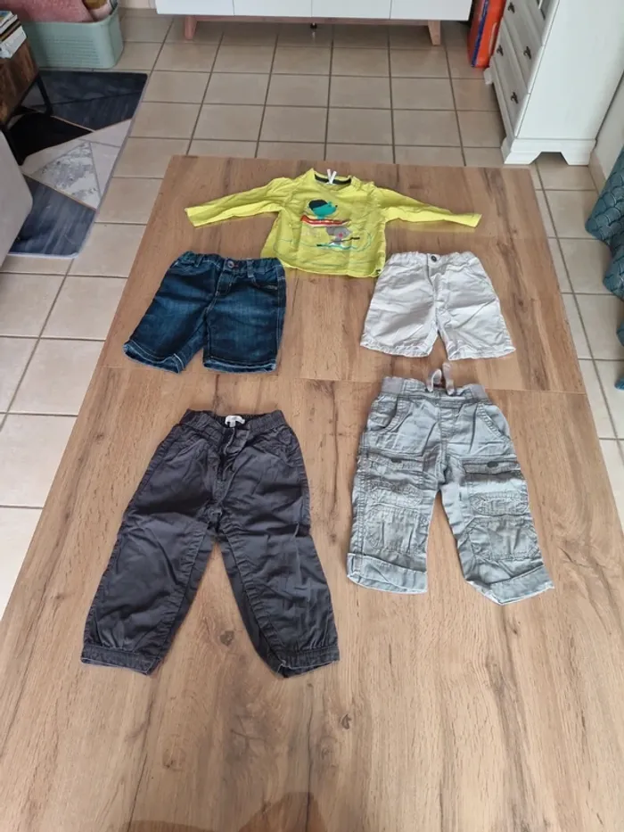 Lot - 2 pantalons + 2 bermudas + 1 tee shirt - 18 mois