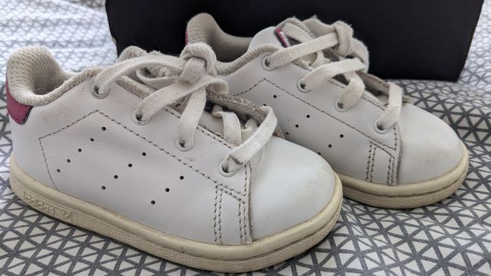 Lot 2 paires baskets Adidas T22 Bon état - photo numéro 3