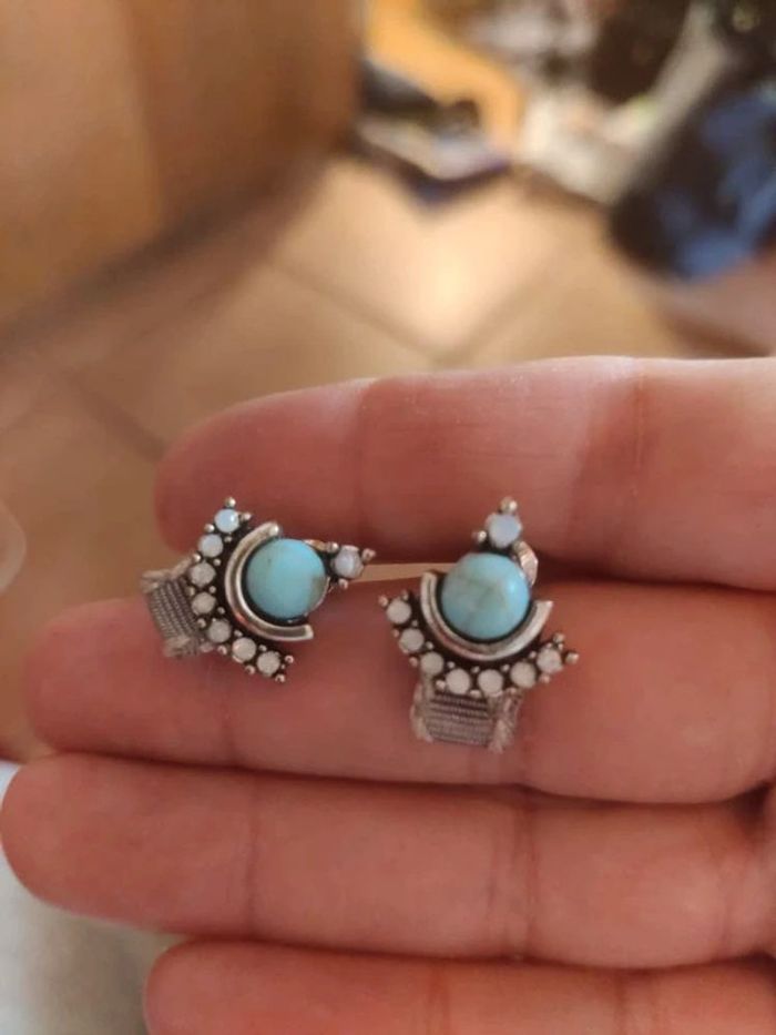 Jolies boucles d'oreilles avec pierre turquoise - photo numéro 2