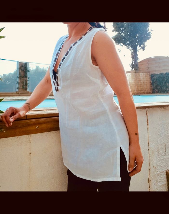 tunique bohème lin blanche Détails perles plates kaki sur le pourtour de l'encolure du décolleté Peut être portée Casual ou sortie de plage Neuve jamais portée - photo numéro 2