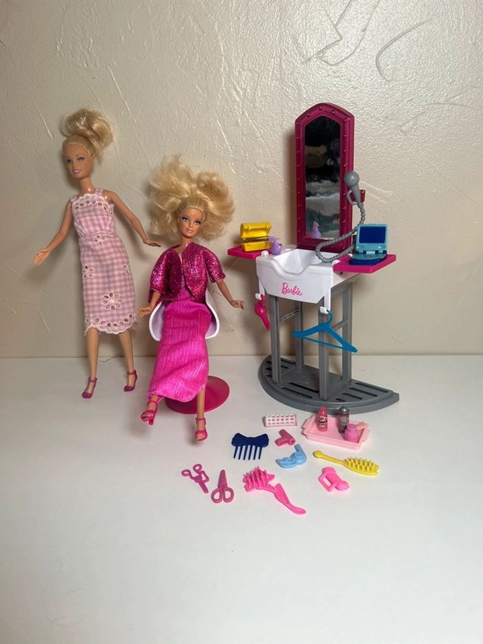 Jouet 🧸 Lot barbie coiffeur + 2 barbie + accessoires
