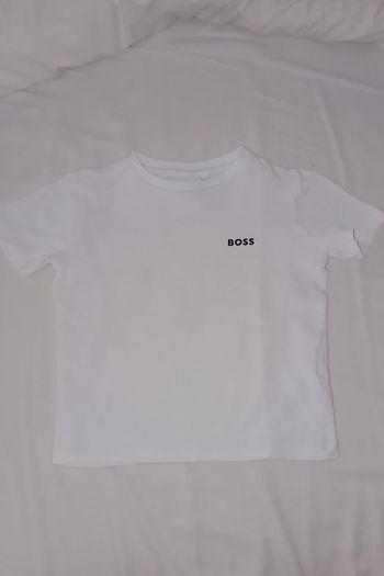 Tee shirt manches courtes boss blanc taile 4 ans