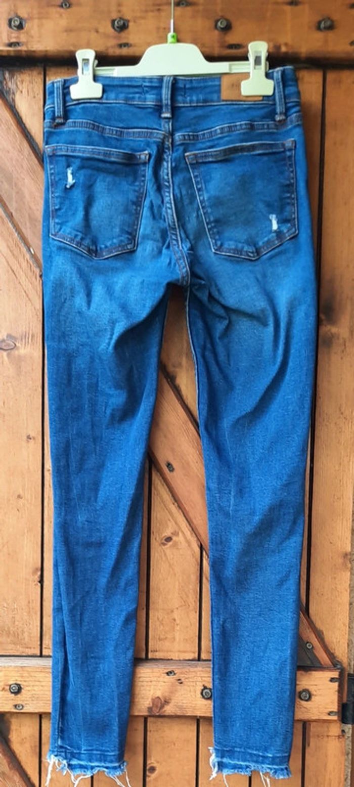 Jean troué bleu Bershka 36 - photo numéro 2