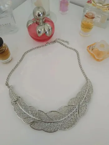 Magnifique collier avec détail feuille