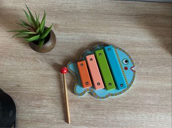 Xylophone en bois forme poisson djeco