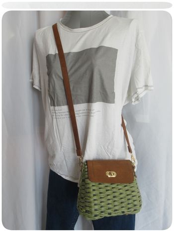 Sac bandoulière en osier kaki