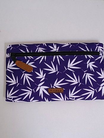 Pochette zippée cabaïa 25x15 cm vous pouvez l'accrocher à la ceinture 
 neuve jamais utilisée envoi rapide