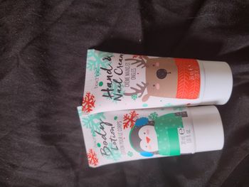 Une lotion pour le corps et une crème pour les mains