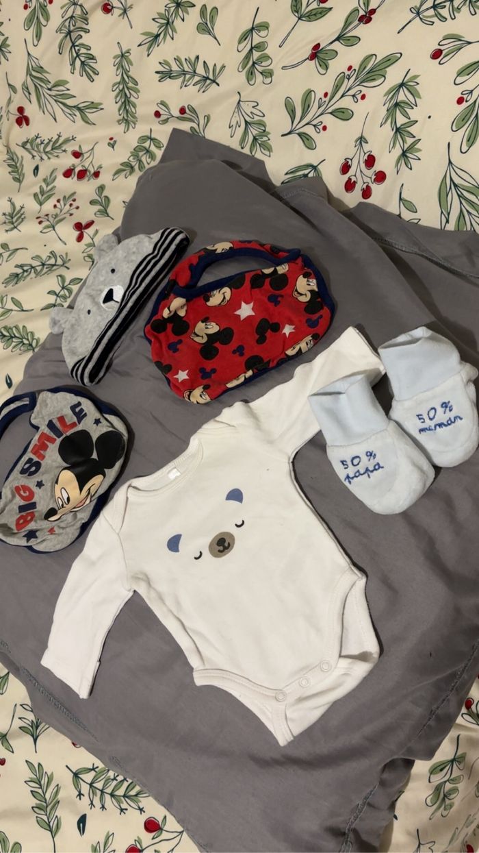 Ensemble naissance garçon + bavoir Disney + chausson neuf