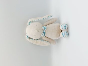Doudou peluche lapin bébé écru KLORANE beige crème nœud blanc bleu gris 23/34 cm