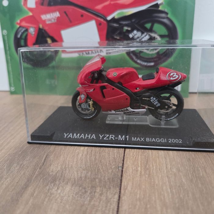 Moto 1:24 avec socle, vitrine et fascicule - photo numéro 1