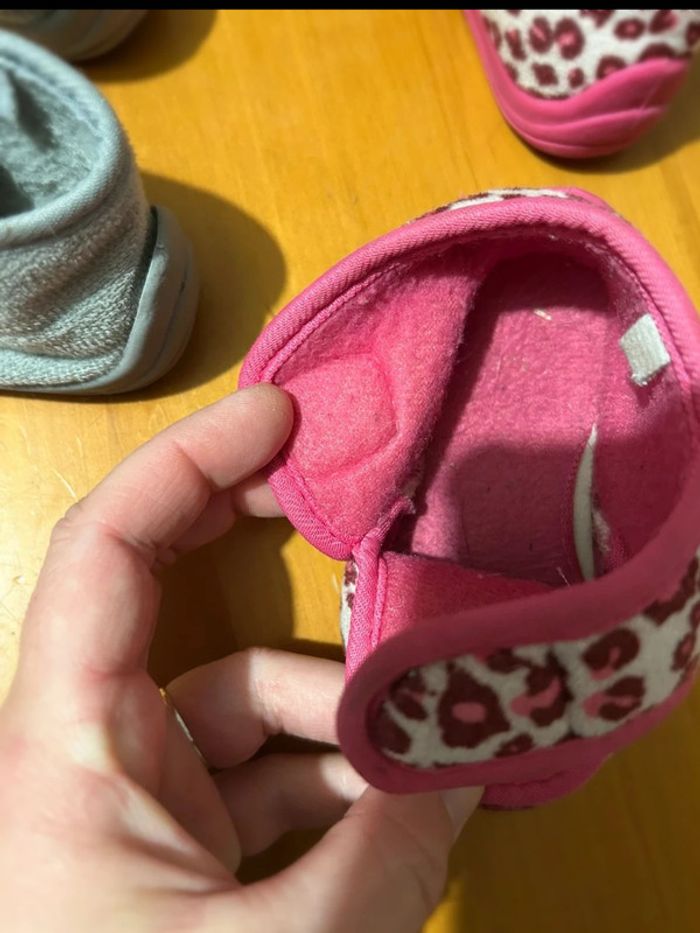 Lot de 2 paires de chaussons 21/22 en très bon état - photo numéro 4