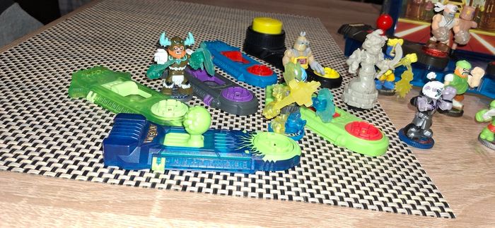 Lot Akedo – Arène + 10 figurines + accessoires - photo numéro 4