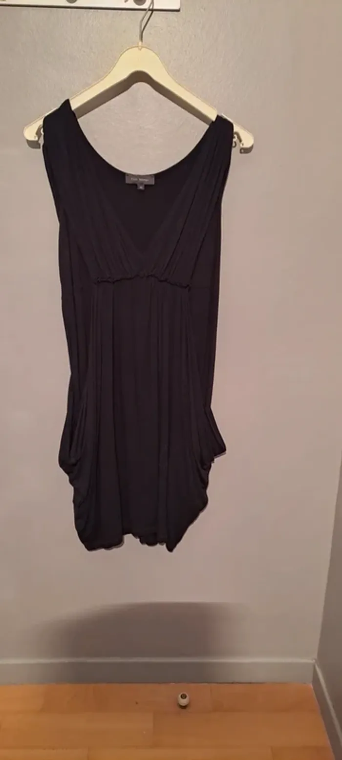 Robe noire manches courtes - Marque Kiabi Woman - Taille 42 - Très bon état.
