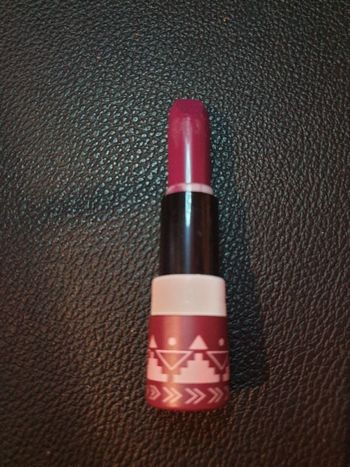 Rouge à lèvres Essence collector Life is a festival