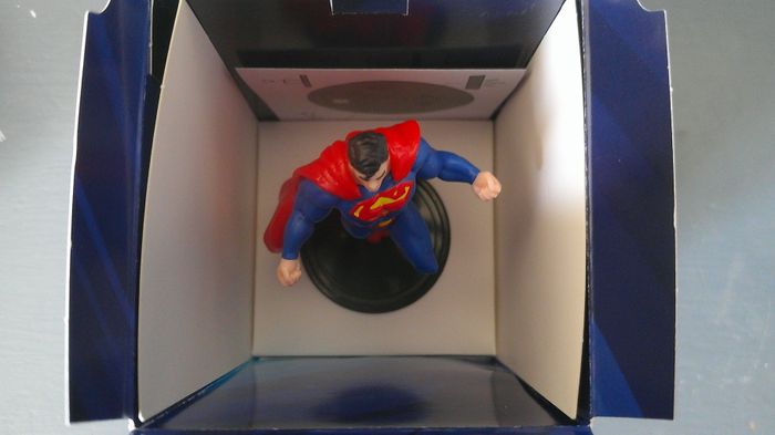 Figurine SUPERMAN  avec éclairage LED (PRODUIT NEUF) - photo numéro 5