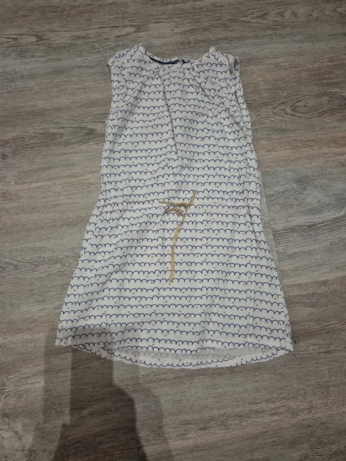 Robe blanche bleue et dorée