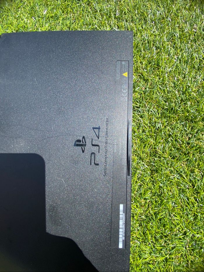 PS4 + pack - photo numéro 3