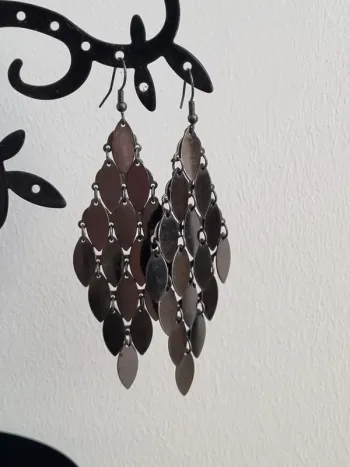 Boucles d'oreilles pendantes noir brillante