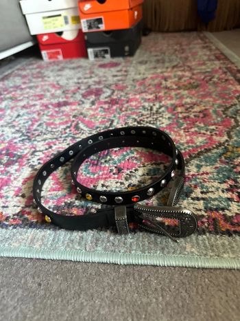 Ceinture noire à clous multicolore