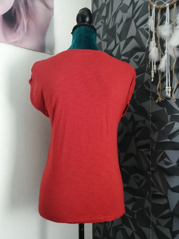 Tee-shirt rouge à épaules dénudées avec imprimés floraux / bronzini / (S) - photo numéro 2