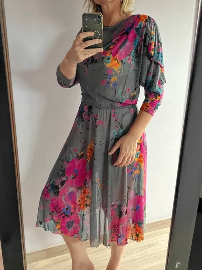 Jolie robe grise et fleurie 42