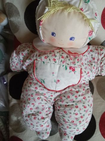 Poupée doudou Corolle chiffon tissu toile vintage visage peint cheveux blond s ficelle laine jaune peluche poupée fleurs roses et rouges  corps imprimé fleurs floral fleuri