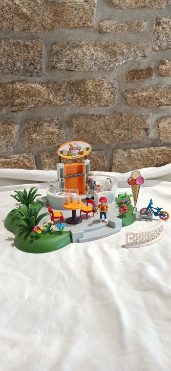 Décor terrasse avec glacier vendeur de glaces playmobil