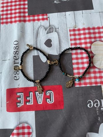 Lot de deux bracelets.