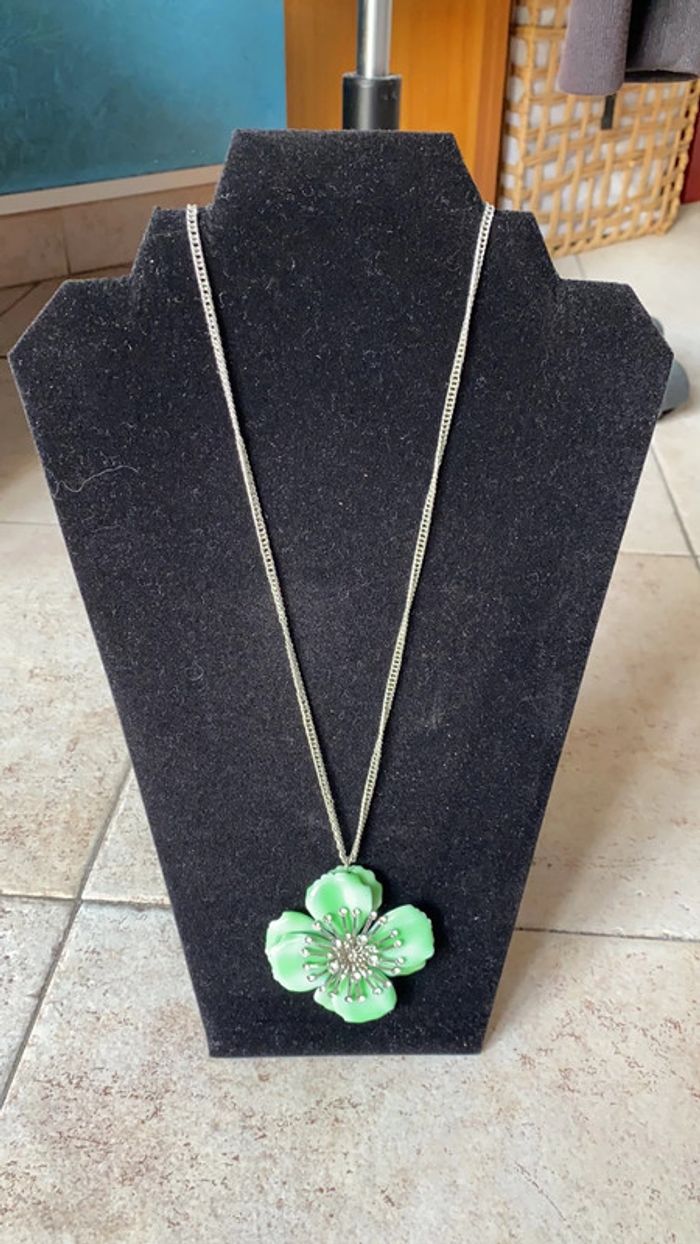 Collier fantaisie nénuphar avec chaîne argentée