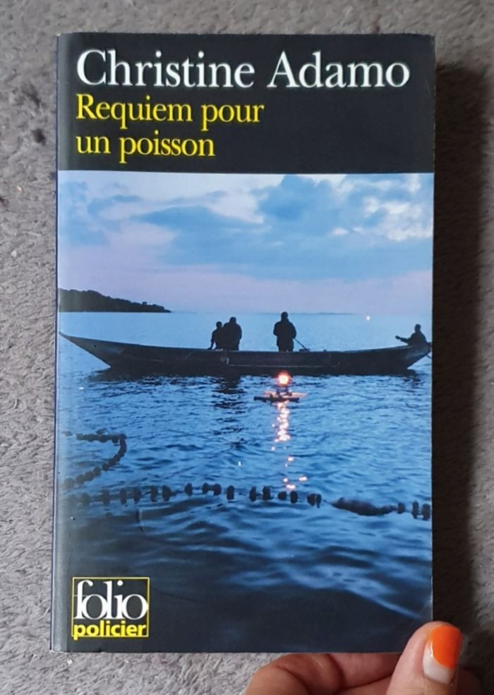 Roman Policier, format poche "Requiem pour un Poisson" / C. Adamo aux Éd. Gallimard