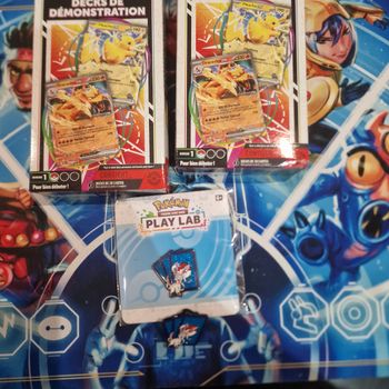 ⚡ Lot Pokémon – 2 Decks de Démonstration + 2 Pins Play Lab – NEUFS / COMME NEUF ⚡