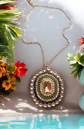 Collier avec pendentif strass blanc vert et bleu