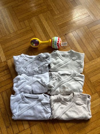 Lot 6 bodies Gémo neuf 3mois