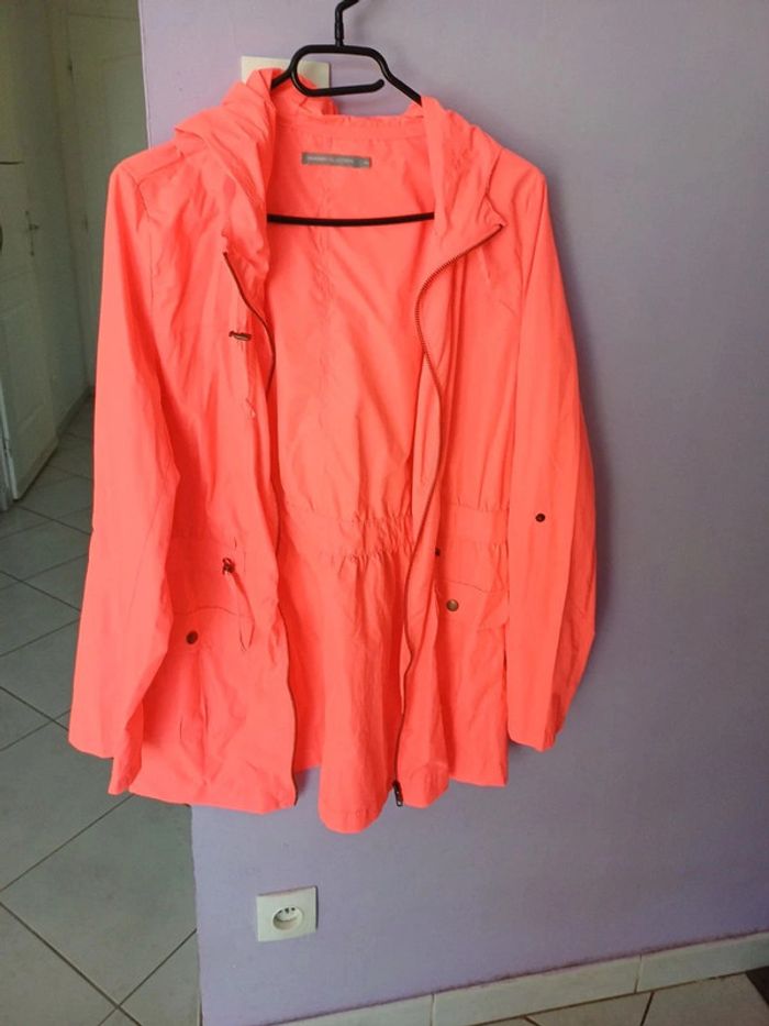Veste très légère, la matière ressemble à celle d'un K-wai