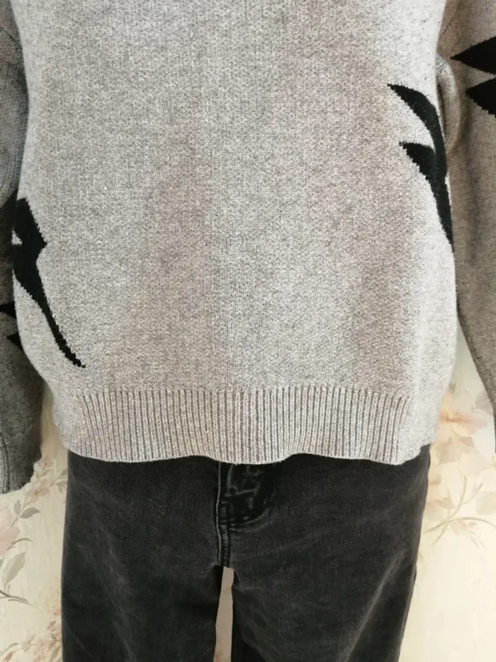 Pull gris en maille avec motifs éclairs noirs / shein / (L) - photo numéro 4