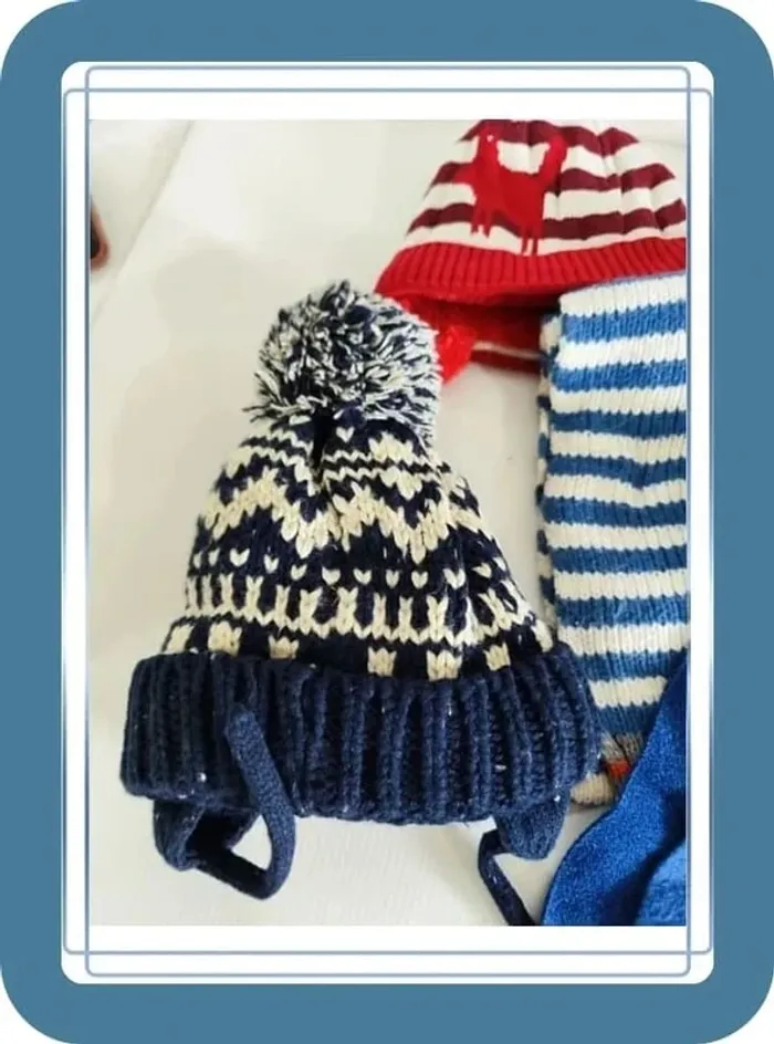 Lot de 3 bonnets 41cm  et 2 écharpes, bon état - photo numéro 2
